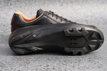 Laden Sie das Bild in den Galerie-Viewer, Black leather MTB cycling shoes SPD