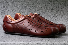 Carica l'immagine nel visualizzatore di Gallery, Flat plain soled brown leather cycling shoes. L'Eroica events with toeclips and straps. L'eroica