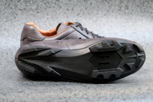 Laden Sie das Bild in den Galerie-Viewer, Vintage grey leather MTB  cycling shoes