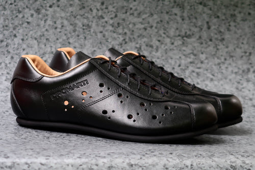 Flat plain soled black leather cycling shoes. L'Eroica events with toeclips and straps. L'eroica 