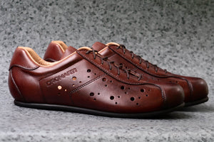 Flat plain soled brown leather cycling shoes. L'Eroica events with toeclips and straps. L'eroica 