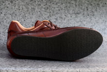 Carregar imagem no visualizador da galeria, Flat plain soled brown leather cycling shoes. L&#39;Eroica events with toeclips and straps. L&#39;eroica 